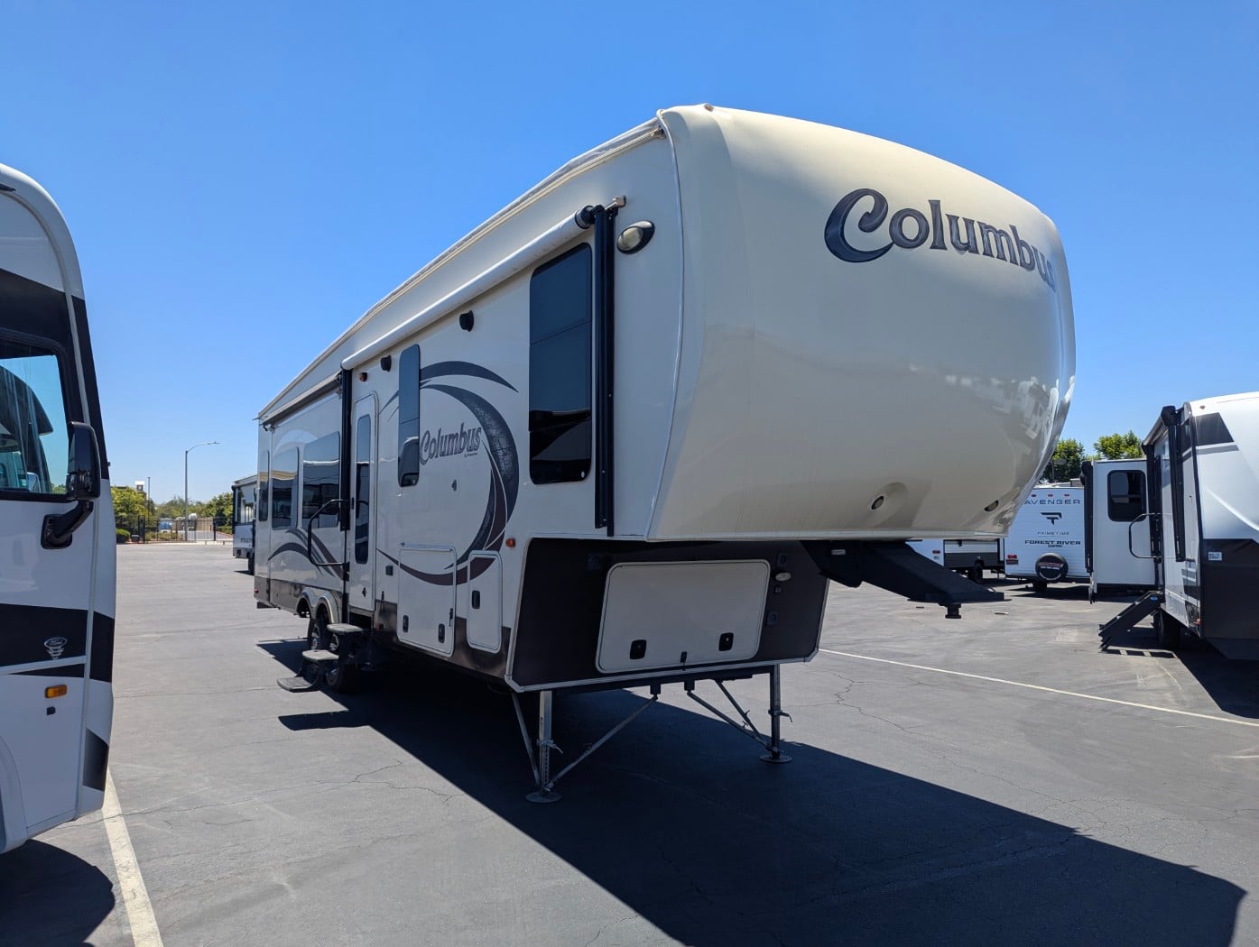 Fifth wheels on the Giant RV lot